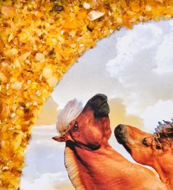 AMB-51/69 Картина «Лошади» (с янтарной крошкой) дер.рамка 21х30