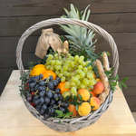 Корзина с соком и ананасом