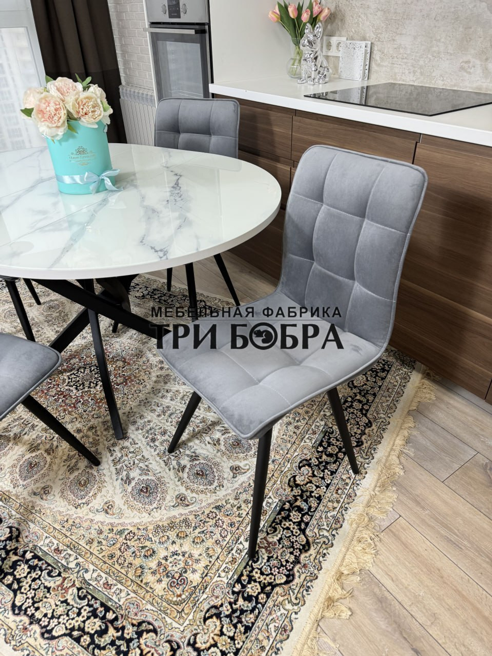 Круглый стеклянный раздвижной стол "Серый мрамор 262" и стулья "ГУЧИ" серый
