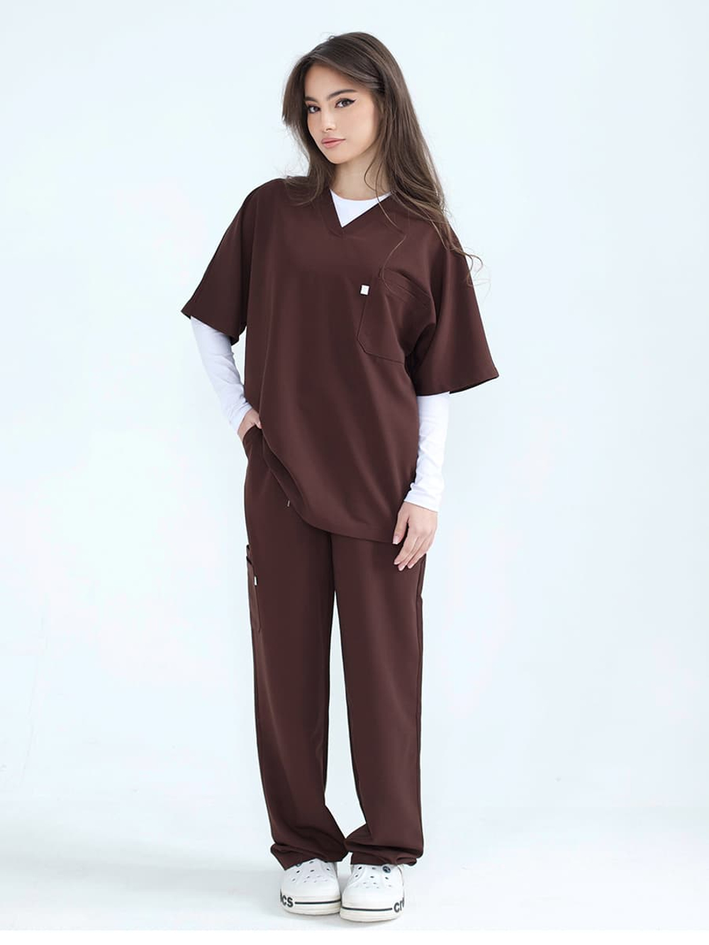 Медицинский костюм Oversize коричневый вид спереди