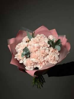 Букет гвоздик с эвкалиптом