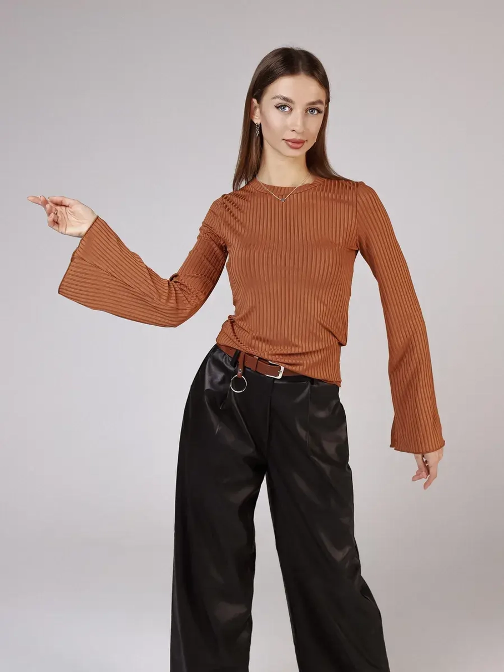 Лонгслив в рубчик с рукавами клеш