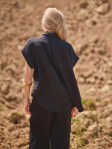 Черный льняной костюм с брюками