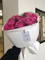 Букет из ярких кустовых пионовидных роз и зелени