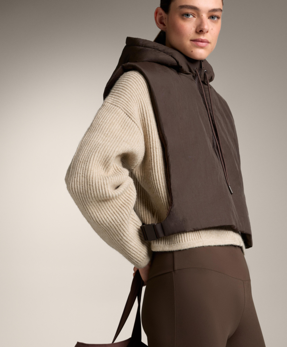 Oysho Утепленный жилет с капюшоном, коричневый