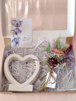 Подарочный набор ваза с букетом на 8 марта