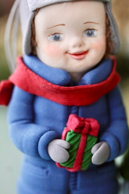 Елочная игрушка Пупсик из полимерной глины в красном шарфе