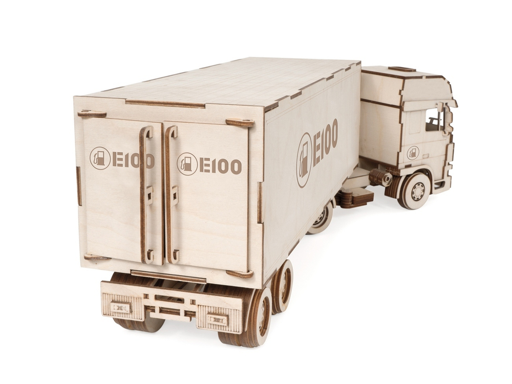 Брендирование, нанесение гравировки и фирменного знака на модель грузовик с прицепом фура