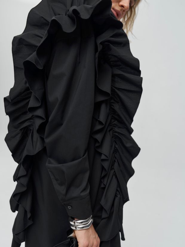 Платье-рубашка с воланом по плечу , черное
