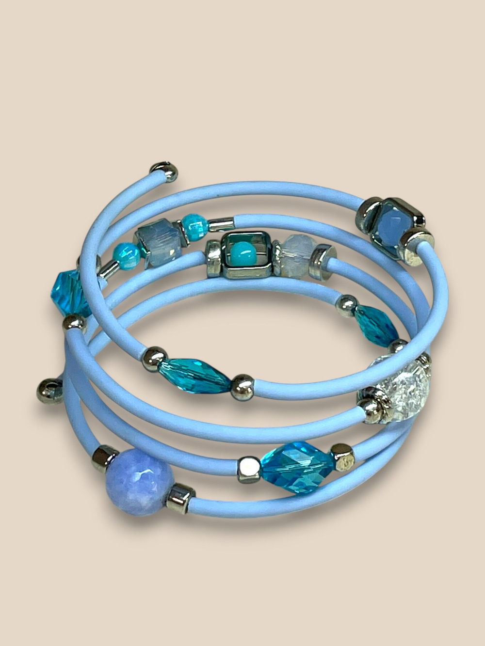 Браслет с бусинами гибкий голубой