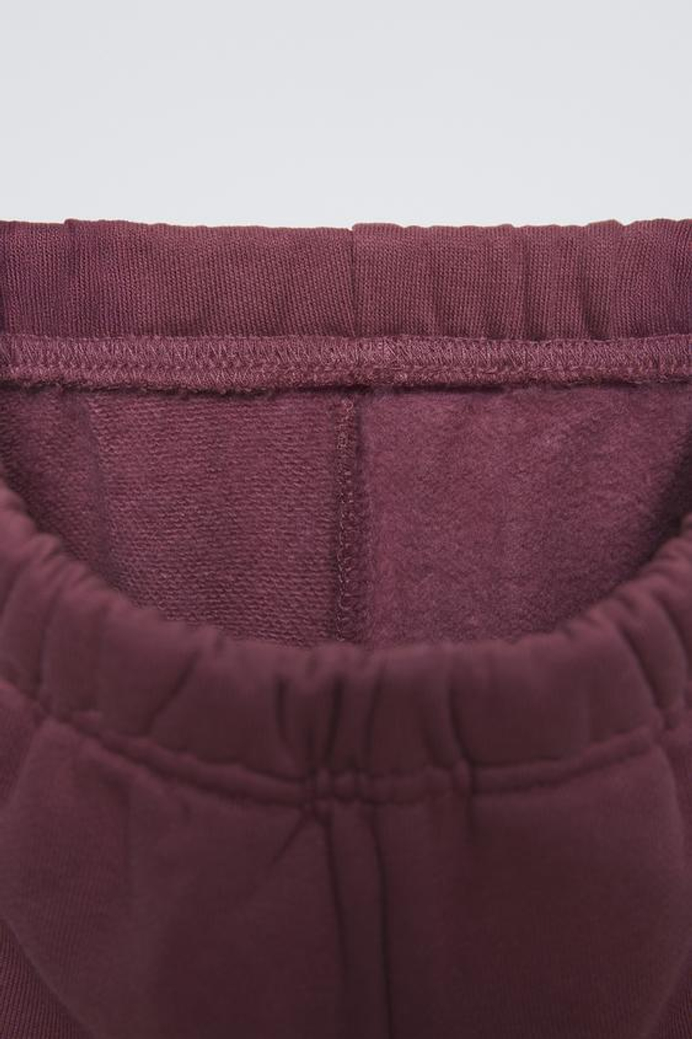 ZARA КОМПЛЕКТ ИЗ ДЖОГГЕРОВ И ТОЛСТОВКИ С ВЫШИВКОЙ, ТЕМНО-РОЗОВЫЙ