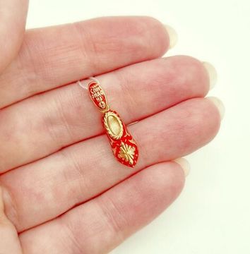 Подвеска. Чудо святителя Спиридона стоптанный тапочек. Позолота. Красная эмаль