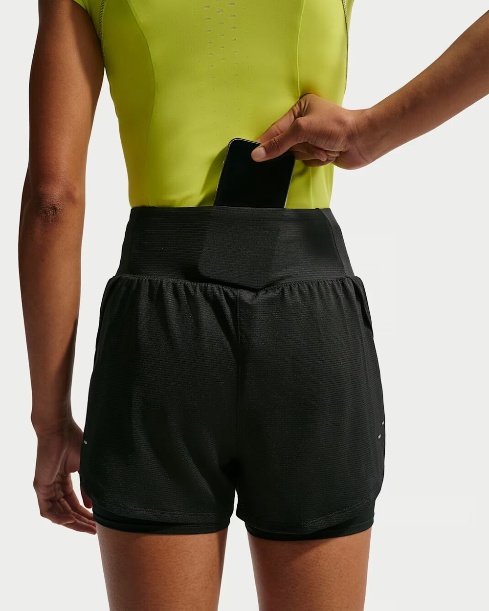 Nike Flow Женские сетчатые шорты для бега Dri-FIT 2 в 1 - NIKE