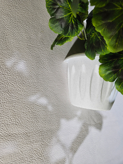 Искусственные цветы Герань ампельная бело-зеленая в настенном кашпо