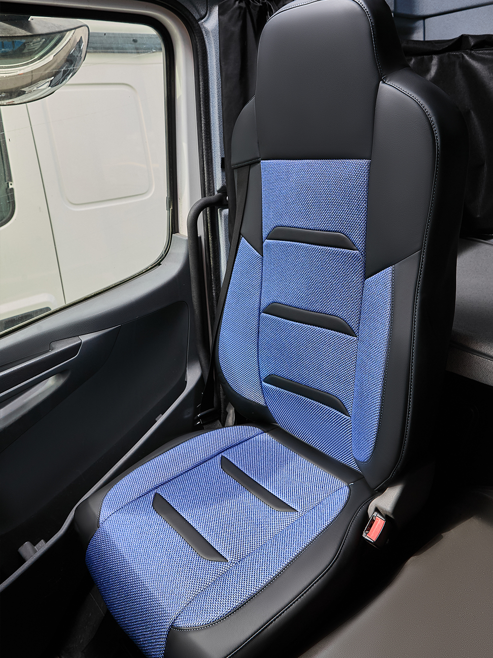 Чехлы Люкс КамАз 5490 K4 с 2014 года (экокожа+рогожка, черный, синяя вставка)