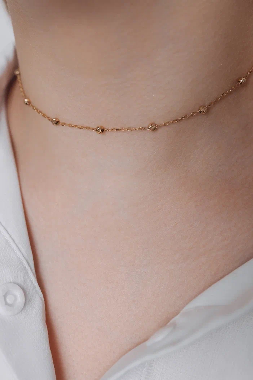 Колье-чокер "QUIET LUXURY" с алмазными шарами в золочении