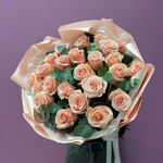 Букет из розовых роз с эвкалиптом #30