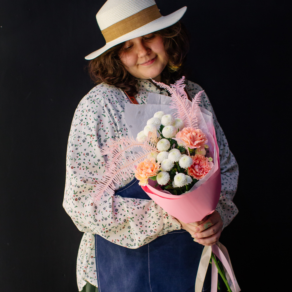 14. Стойкий букет с хризантемой и диантусами