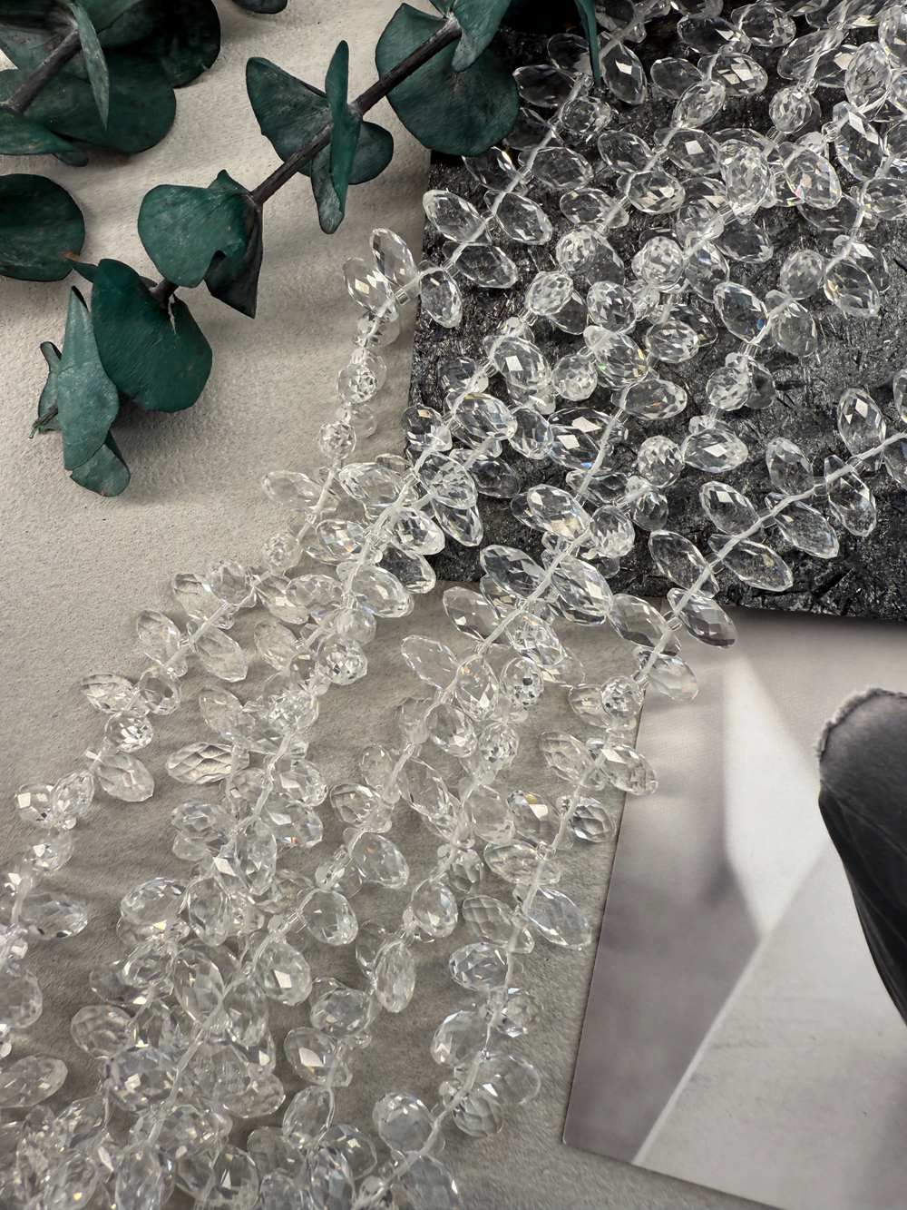 Бриолеты кристалл, нить 42 см, около 95 штук, 12*6 мм