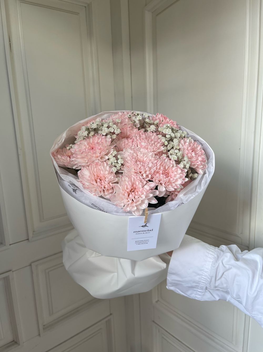 Букет из персиковой хризантемы и белой гипсофилы