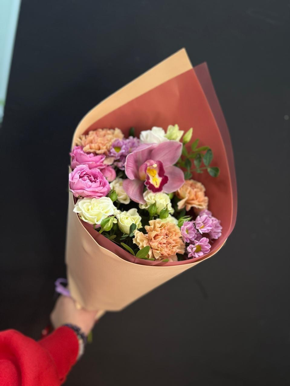 Букет с орхидей, диантусом, хризантемой и кустовой розой