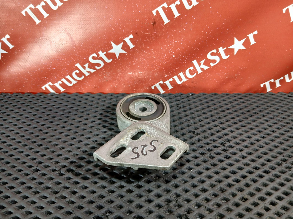 Кронштейн интеркулера