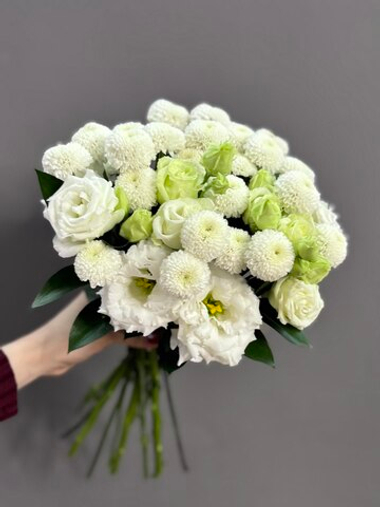 Букет невесты и бутоньерка в белой гамме