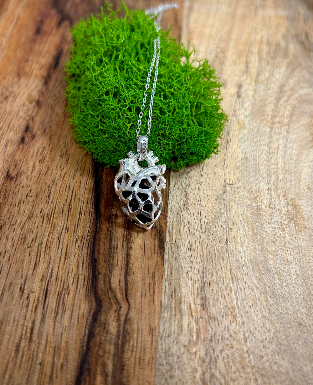 Кулон на цепочке "Сердце с черными пазлами" (small)