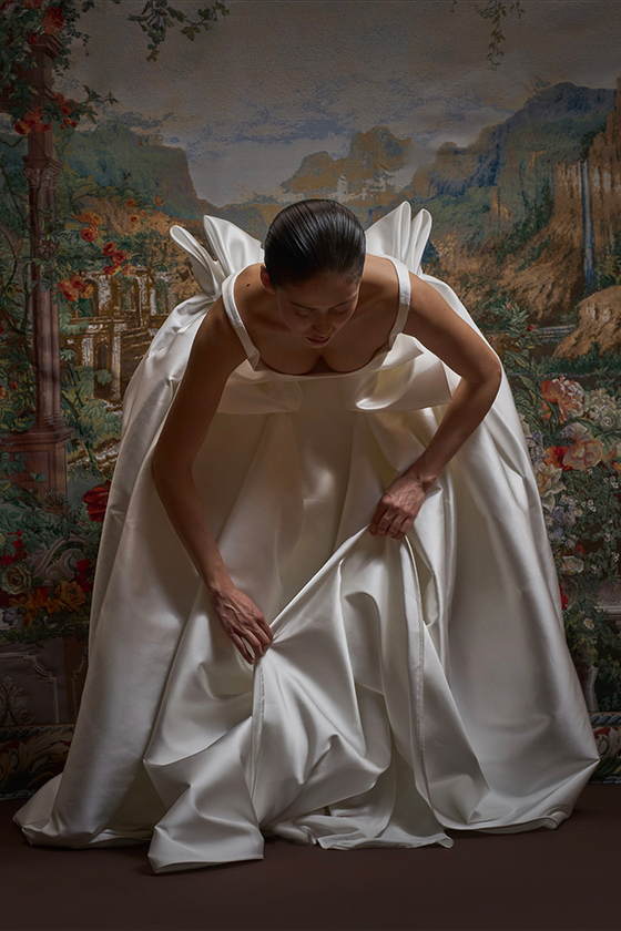 Платье макси из атласа с объемной юбкой и бантами из органзы