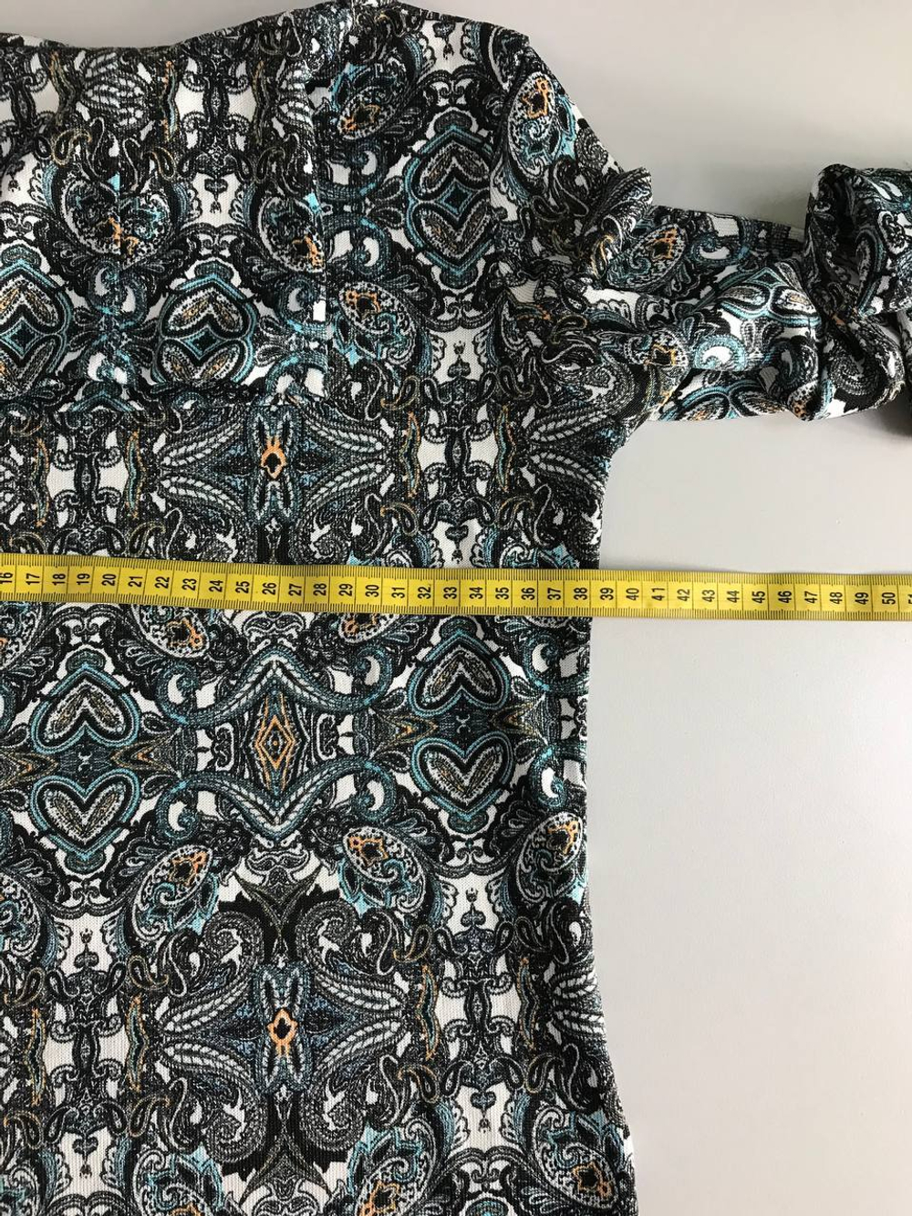 Джемпер Oodji с ярким принтом, маркировка М, визуально на 46 размер