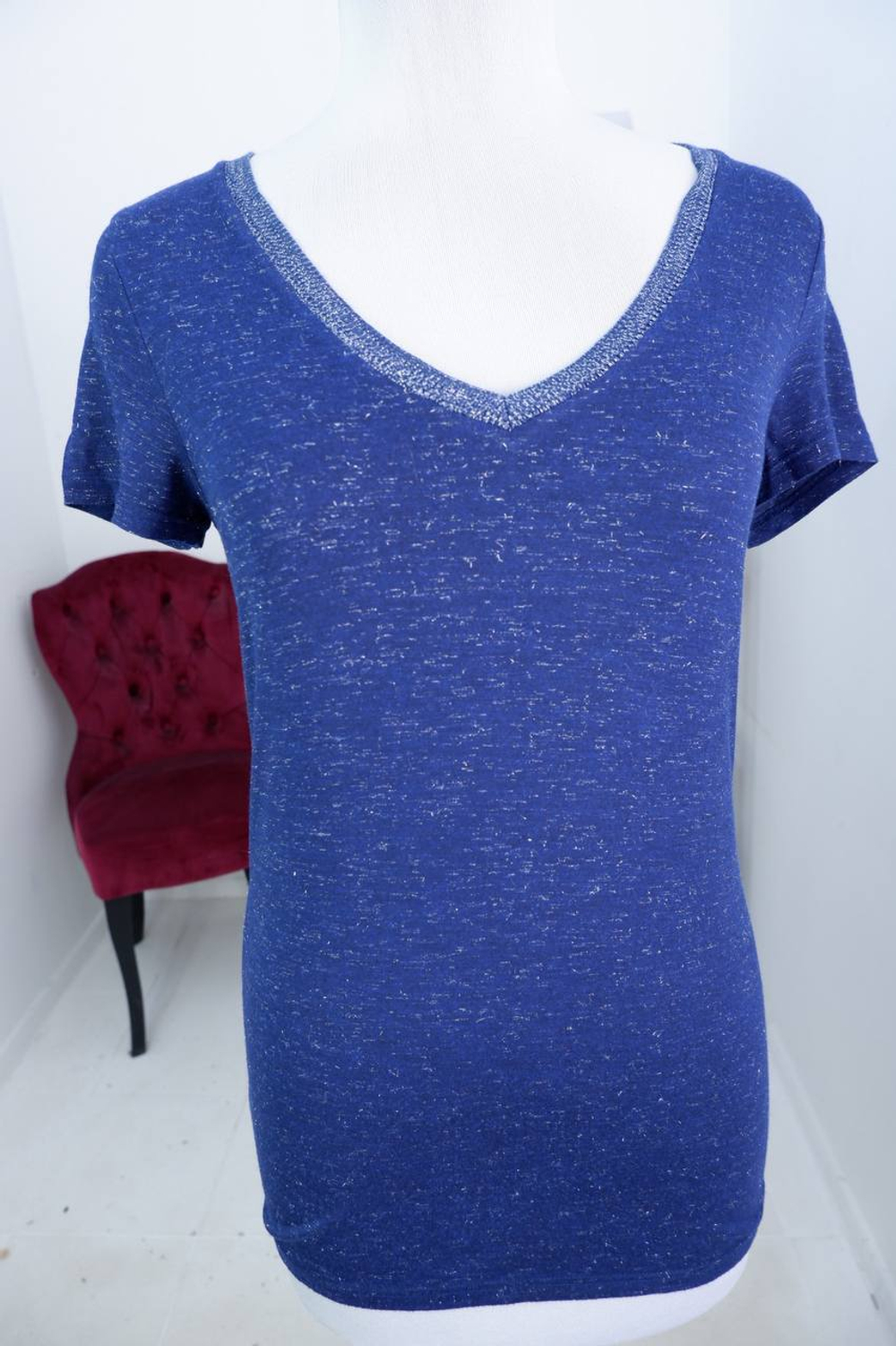 Футболка We с V образным вырезом переливающаяся, маркировка S, визуально на 44 размер