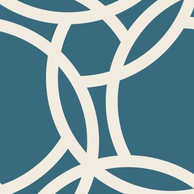 Бежевые кольца на зеленом