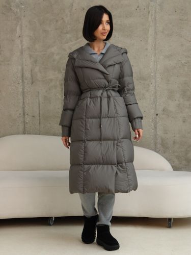 Удлиненный пуховик на запах с объемным капюшоном