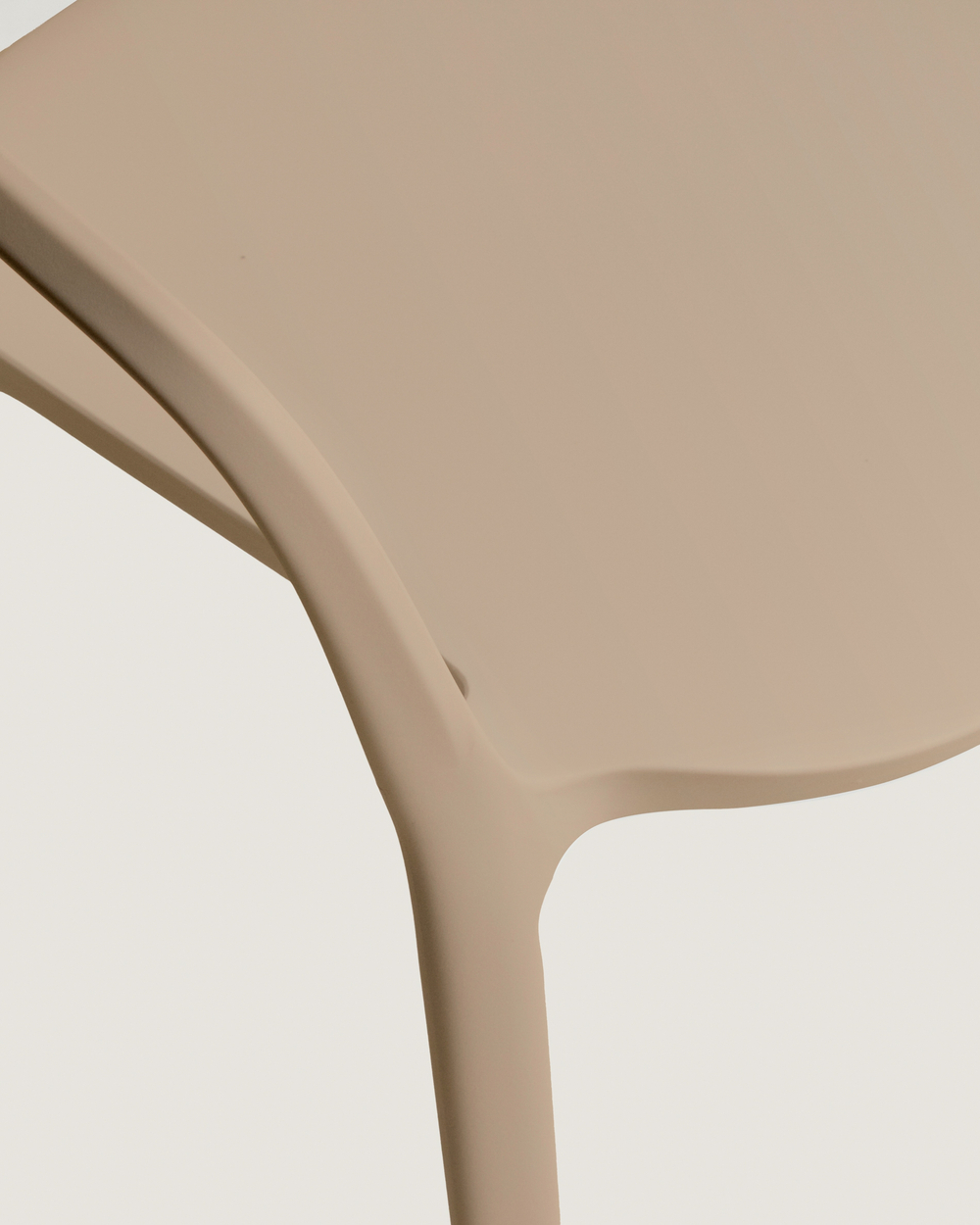 Уличный стул Ania бежевый пластиковый