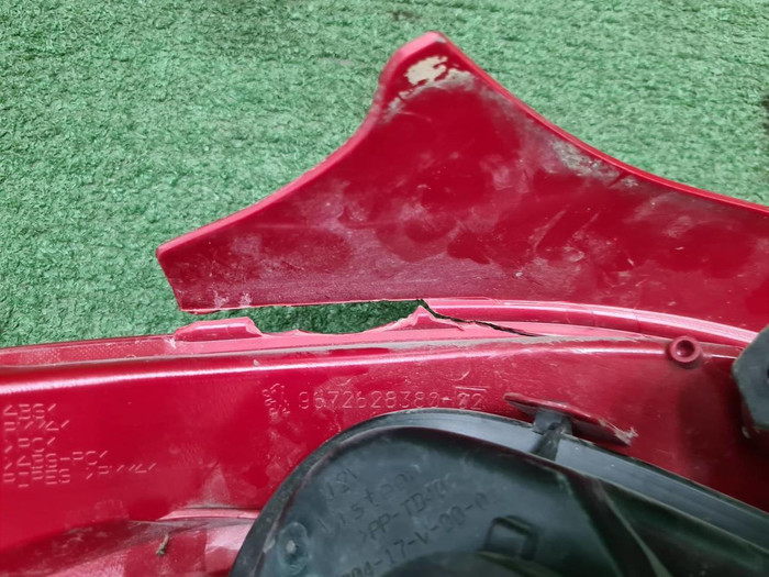 Фонарь правый Peugeot 208 1 (2012-2015)