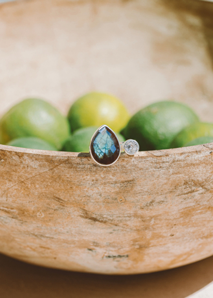 Кольцо «Дуо» с лабрадоритом в шахматной огранке и белым топазом