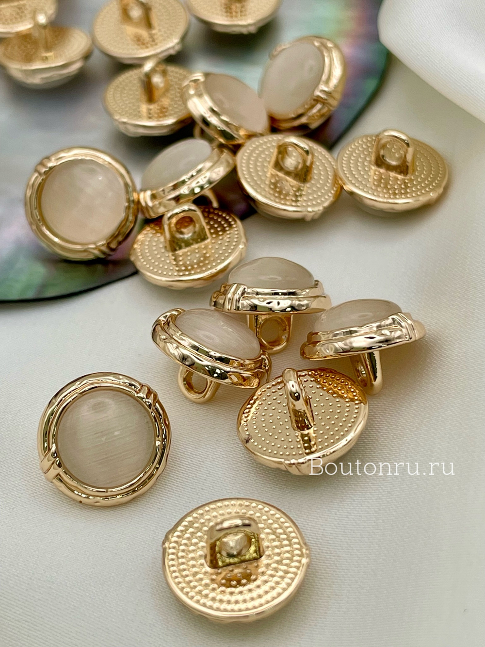 Пуговицы золотистые на ножке бежевый камень луна