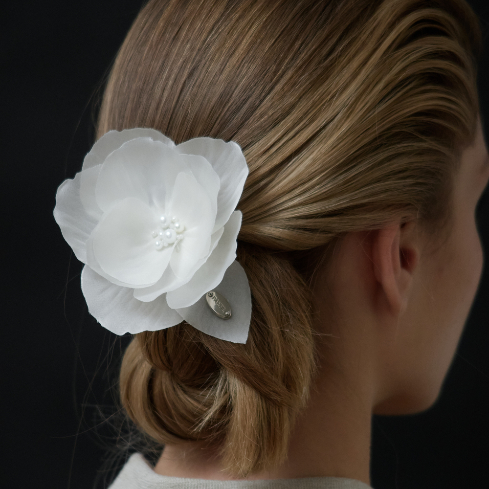 Заколка-пион из белого шелка