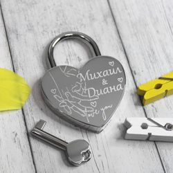 Серебристый свадебный замочек с гравировкой имён на заказ