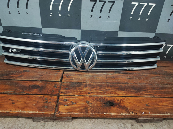Решетка радиатора R-Line VW Touareg 2 14-18 Б/У Оригинал 7P6853653C