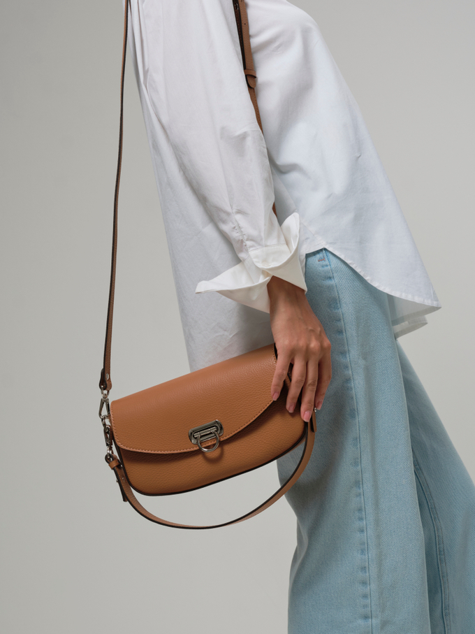 Сумка кожаная на плечо багет коричневая