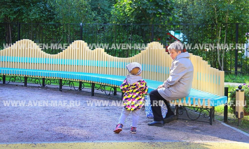 Скамейка на металлическом каркасе