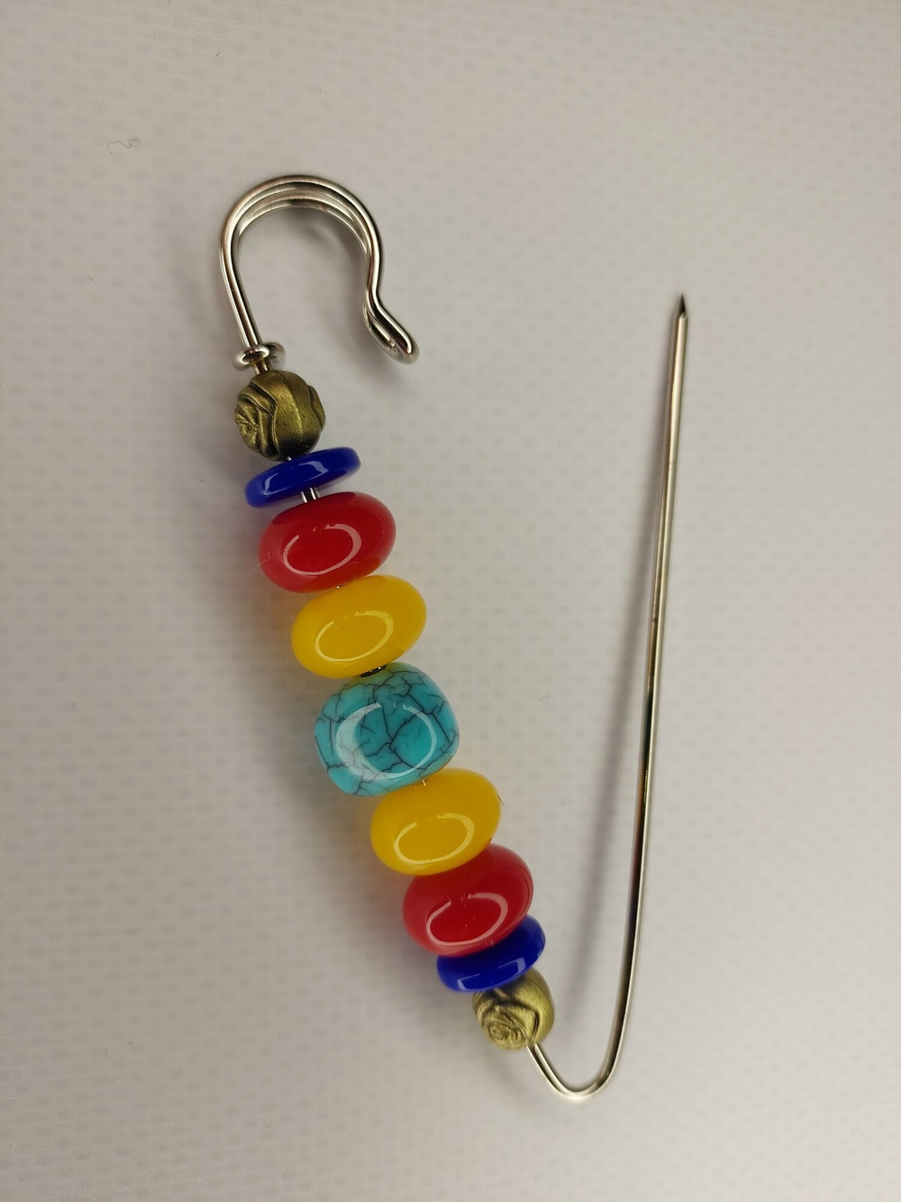 Булавка брошь "морские камушки" для кардигана,  пальто, платков, костюмов, одежды.Цвет бежевый синий красный.