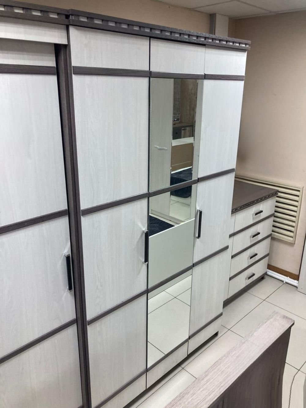 Шкаф 3-х створ. для белья и одежды Ольга-13 ЛДСП ясень анкор темн./ясень анкор св.