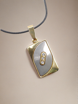 Элегантный кулон на шнурке