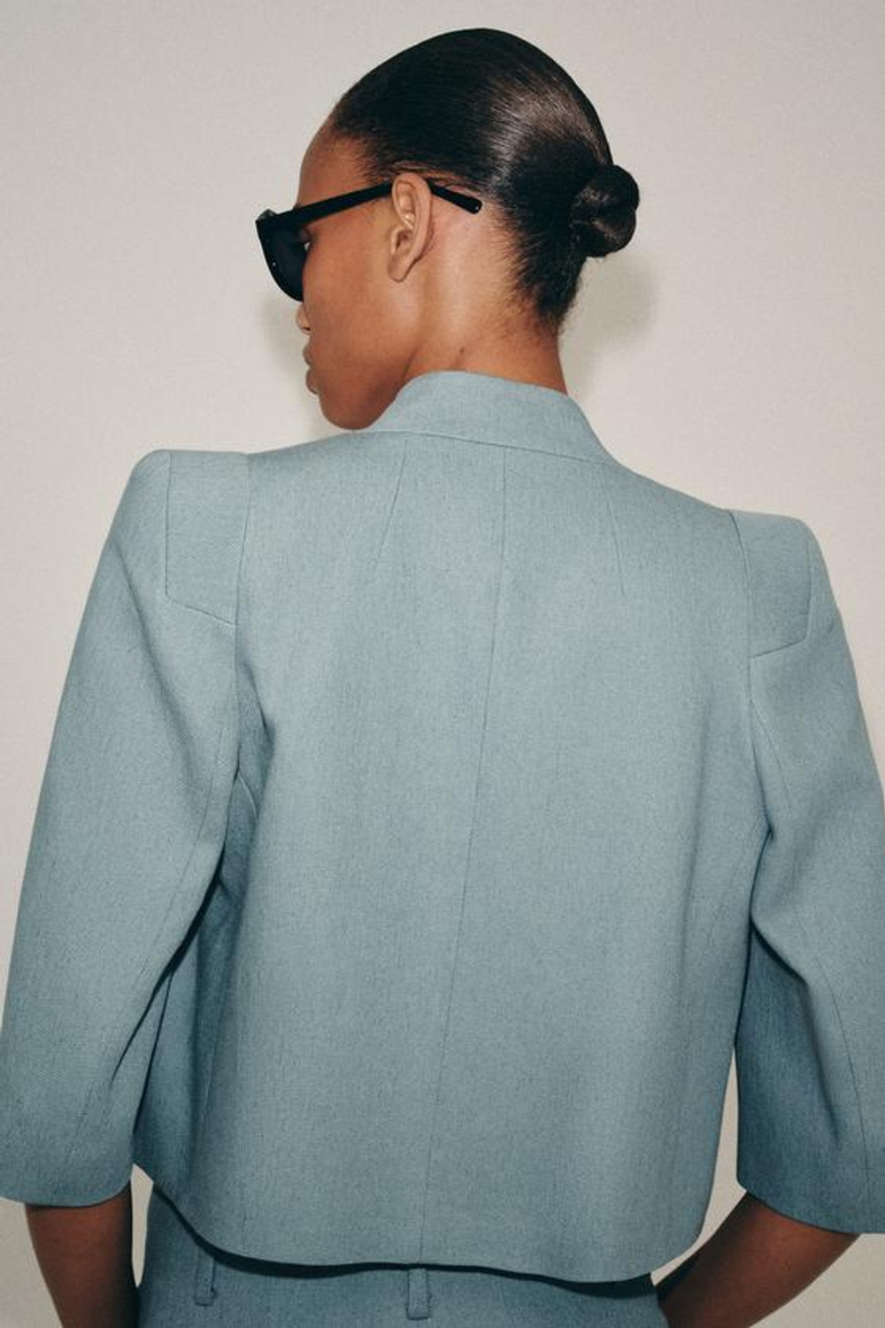 ZARA УКОРОЧЕННЫЙ ЛЬНЯНОЙ БЛЕЙЗЕР — ZW COLLECTION, СЕРО-СИНИЙ