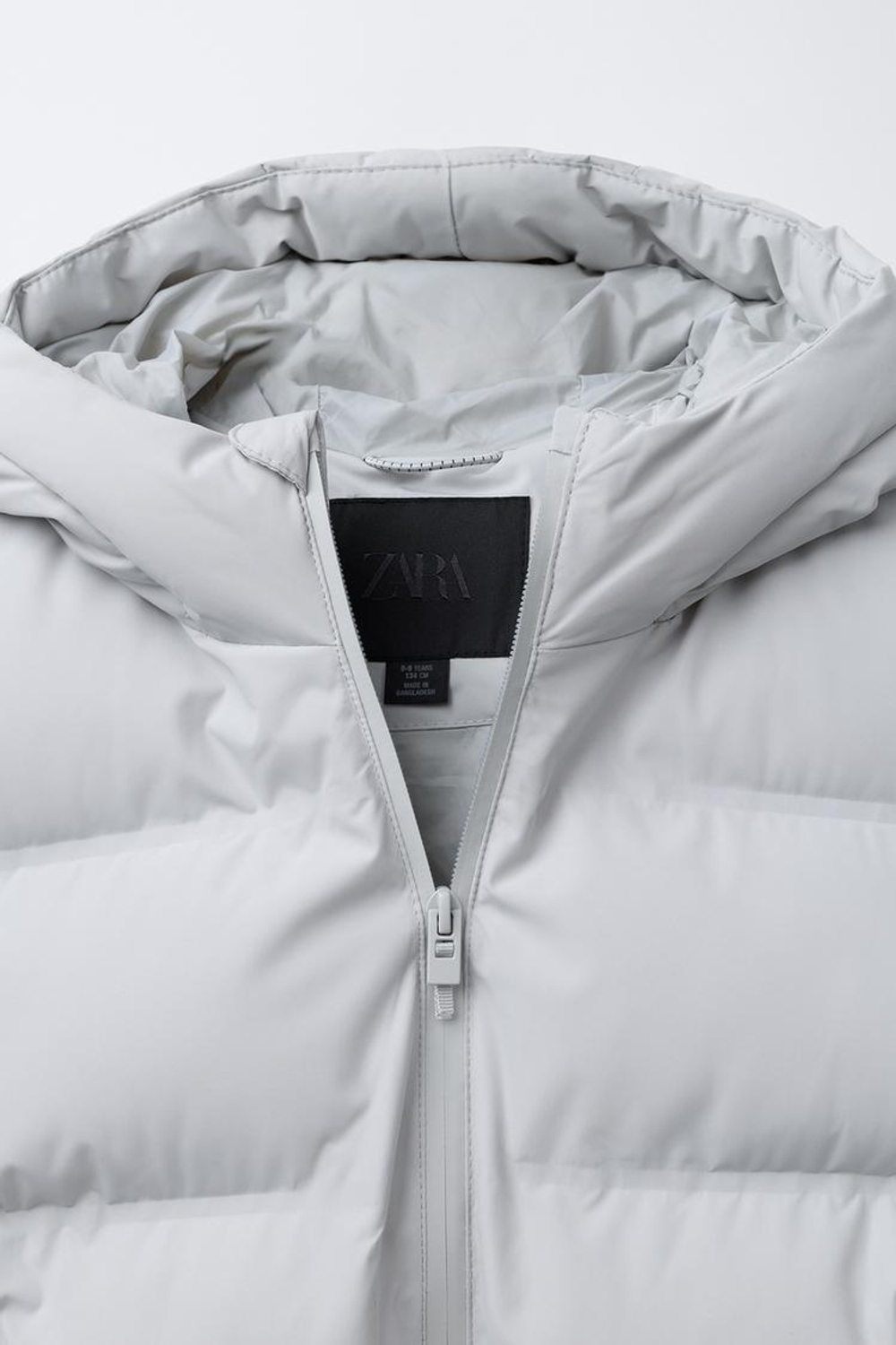 ZARA СТЕГАНАЯ КУРТКА С НАШИВКОЙ WATER REPELLENT, ЦВЕТ ЛЬДА