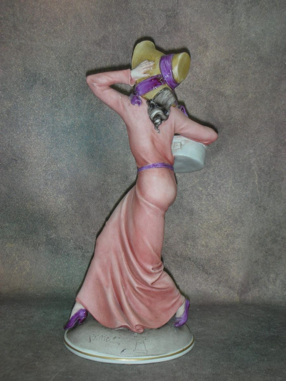 Статуэтка. Фарфор. Дама в шляпке. Capodimonte. Италия