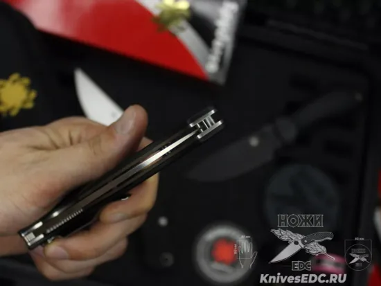 Нож складной Spyderco Resilience Lightweight 142PBK c клинком из стали 8Cr13MoV, рукоять FRN