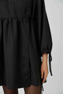 Платье на запах с широкими рукавами длины мини из креповой шерсти в полоску